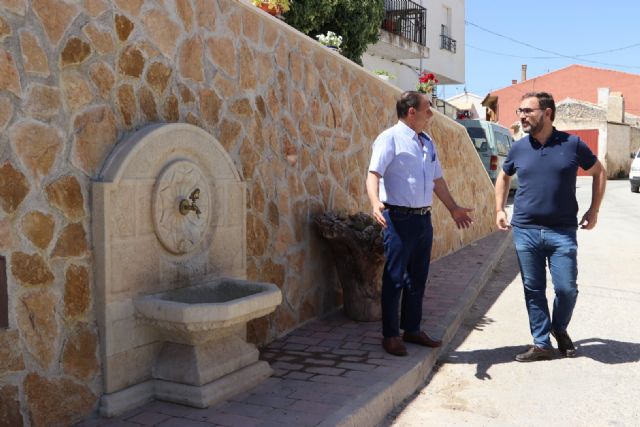 El alcalde de Lorca visita los trabajos realizados en la Calle Fuente Alta de Coy, su muro de contención y la fuente creada gracias a una inversión municipal de 37.000 euros - 3, Foto 3