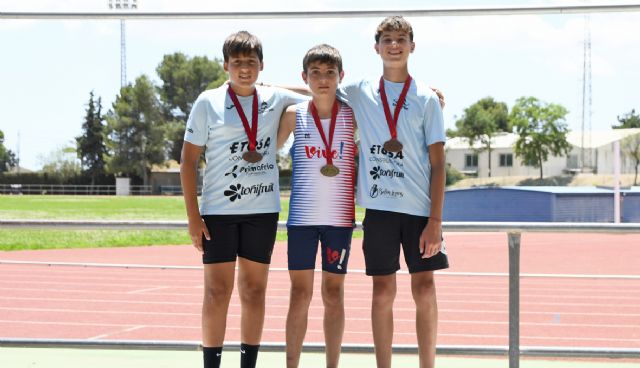 Treinta y nueve medallas para los atletas del Club Atletismo Alhama en el Regional Sub10, Sub12 y Sub14, Foto 2
