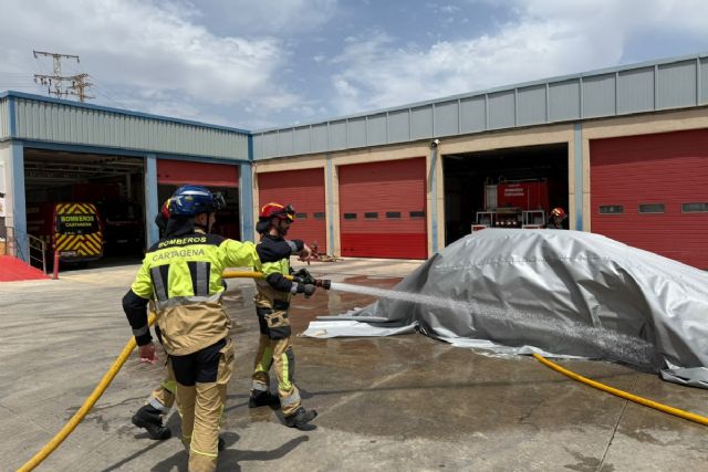 Bomberos de Cartagena se preparan para extinguir incendios en vehículos eléctricos e híbridos - 1, Foto 1