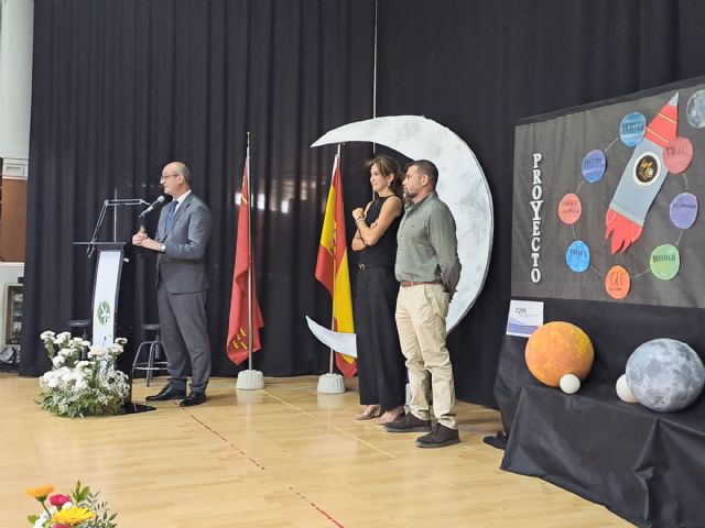 El consejero de Educación conoce el proyecto de cultura lunar del IES Pedro Guillén de Archena El consejero de Educación conoce el proyecto de cultura lunar del IES Pedro Guillén de Archena
