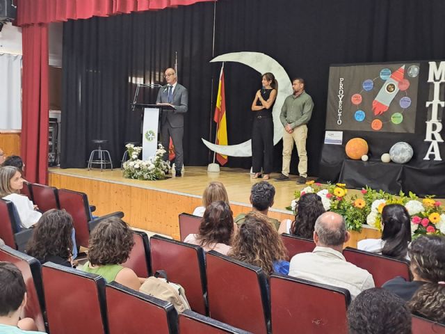 El consejero de Educación conoce el proyecto de cultura lunar del IES Pedro Guillén de Archena - 2, Foto 2