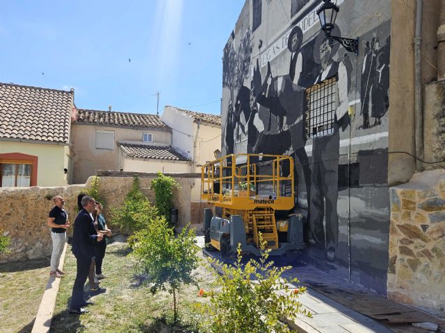 Caravaca convierte una fotograf�a hist�rica de los Caballos del Vino en un nuevo icono de arte urbano