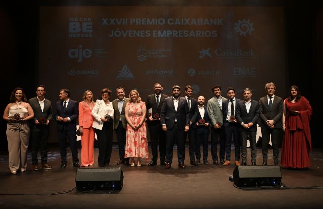López Miras, en el Premio Caixabank Jóvenes Empresarios: Los empresarios son los que crean oportunidades y el verdadero escudo social - 2, Foto 2
