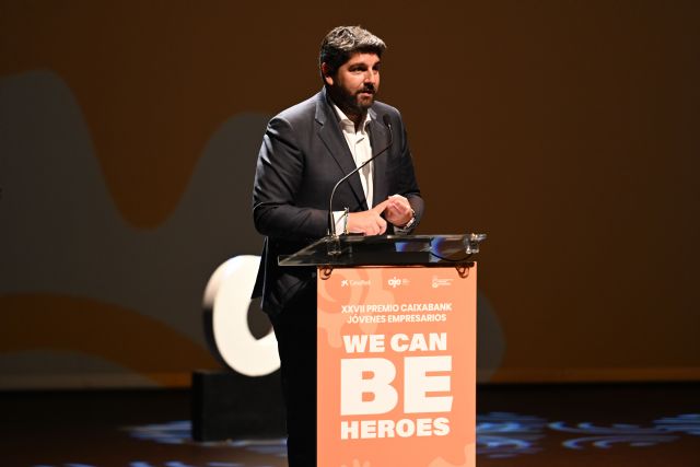 López Miras, en el Premio Caixabank Jóvenes Empresarios: Los empresarios son los que crean oportunidades y el verdadero escudo social - 3, Foto 3