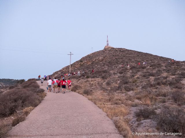 La bandera roja de la Sublevación Cantonal de Cartagena ondea en el Castillo de La Atalaya - 1, Foto 1