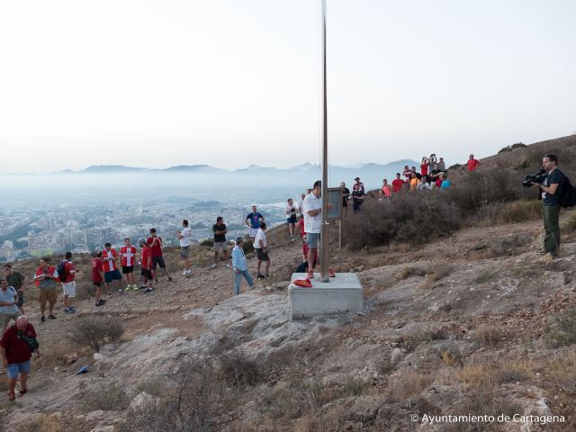 La bandera roja de la Sublevación Cantonal de Cartagena ondea en el Castillo de La Atalaya - 2, Foto 2