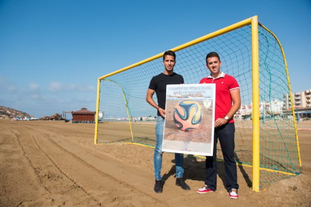 La playa de la Isla acogerá en agosto el primer campus regional de fútbol playa, Foto 1