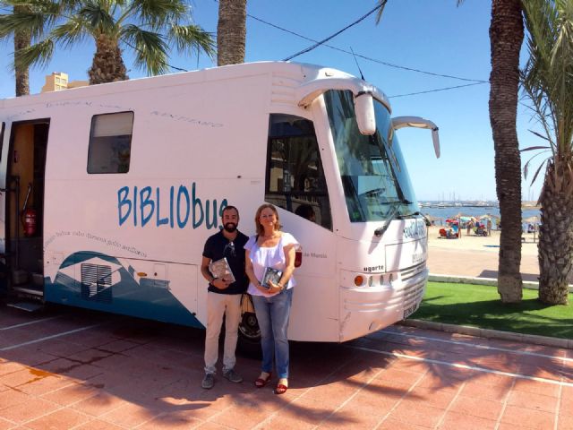 La directora general de Bienes Culturales, María Comas visitó el Bibliobús Un verano de libro en Santiago de la Ribera - 1, Foto 1
