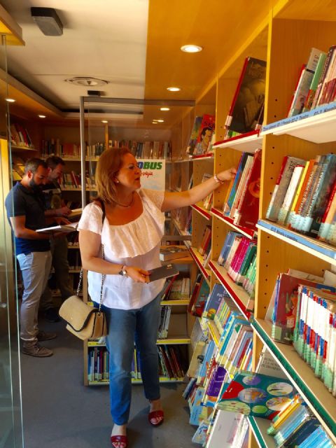 La directora general de Bienes Culturales, María Comas visitó el Bibliobús Un verano de libro en Santiago de la Ribera - 2, Foto 2