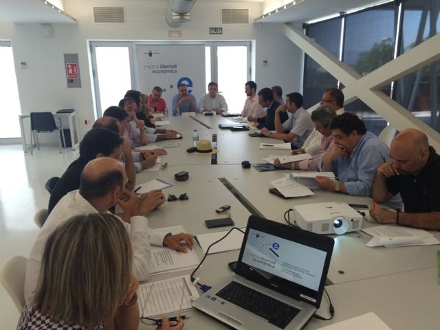 La Comunidad evalúa las propuestas de empresarios, centros tecnológicos y colegios profesionales al Plan de simplificación administrativa - 1, Foto 1