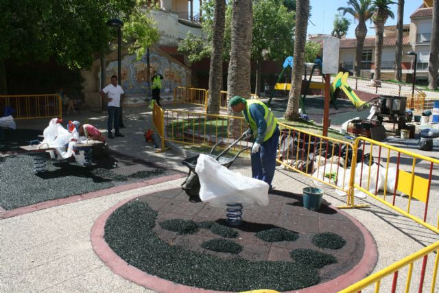 Acondicionan el área de juegos infantiles del jardín del Centro Sociocultural La Cárcel, en la avenida de Lorca, Foto 1