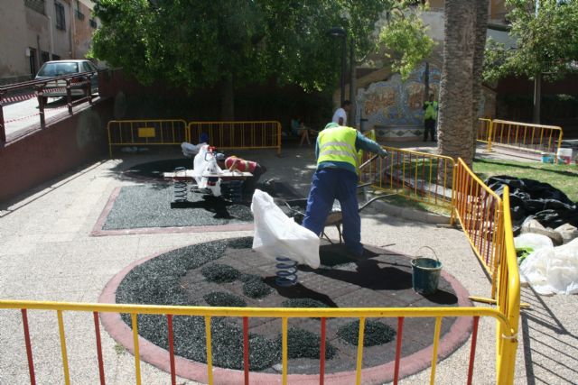 Acondicionan el área de juegos infantiles del jardín del Centro Sociocultural La Cárcel, en la avenida de Lorca, Foto 2