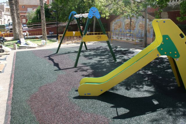 Acondicionan el área de juegos infantiles del jardín del Centro Sociocultural La Cárcel, en la avenida de Lorca, Foto 3