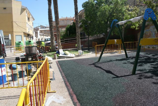 Acondicionan el área de juegos infantiles del jardín del Centro Sociocultural La Cárcel, en la avenida de Lorca, Foto 4