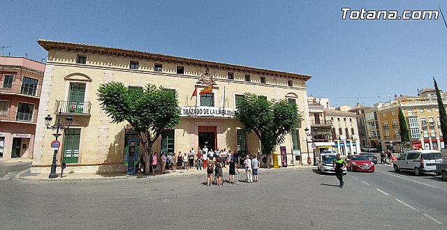 Totana conmemora el XX Aniversario del secuestro y asesinato de Miguel Ángel Blanco a manos ETA guardando cinco minutos de silencio en su recuerdo - 1, Foto 1