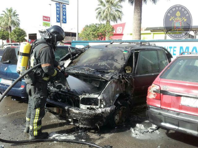 Bomberos y Policia Local intervienen en el incendio de varios turismos en el parking de un hotel de Los Dolores - 1, Foto 1