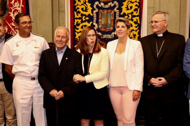 La consejera Noelia Arroyo asiste al acto de entrega de la Medalla de Oro de Cartagena al cura obrero de Vista Alegre - 1, Foto 1