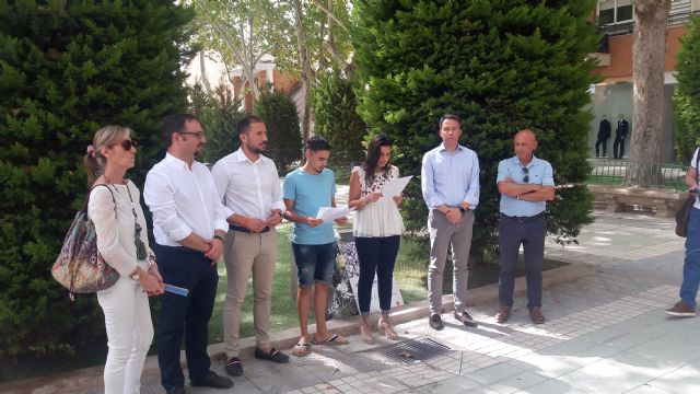 Lorca se concentra con motivo del XXII aniversario del asesinato del concejal Miguel Ángel Blanco por la banda terrorista ETA - 1, Foto 1