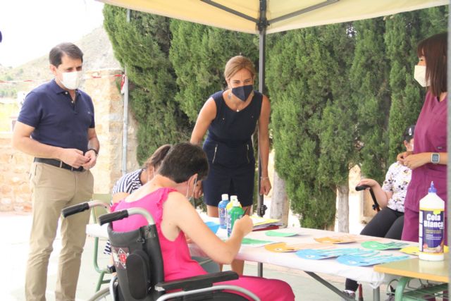El Ayuntamiento cede un local a la Asociación de Personas con Discapacidad (ADIVAR) y regala a sus integrantes entradas a la Piscina - 1, Foto 1