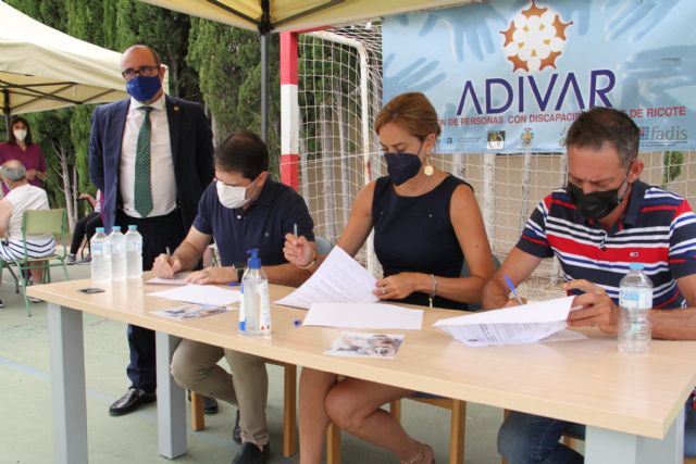 El Ayuntamiento cede un local a la Asociación de Personas con Discapacidad (ADIVAR) y regala a sus integrantes entradas a la Piscina - 2, Foto 2