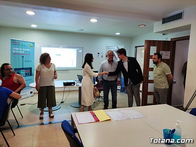 Garantizan la continuidad de los programas de Inserción Laboral para Adultos y de Garantía Juvenil, que promueve el Colectivo “El Candil”, a partir del 1 de octubre, Foto 1