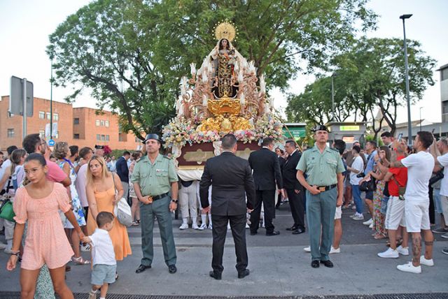El Carmen de San Leandro se cita con su barrio sevillano en una tarde de fervor popular - 2, Foto 2