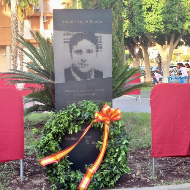 El Ayuntamiento instala un monolito en recuerdo a Miguel Ángel Blanco en la plaza que lleva su nombre - 3, Foto 3