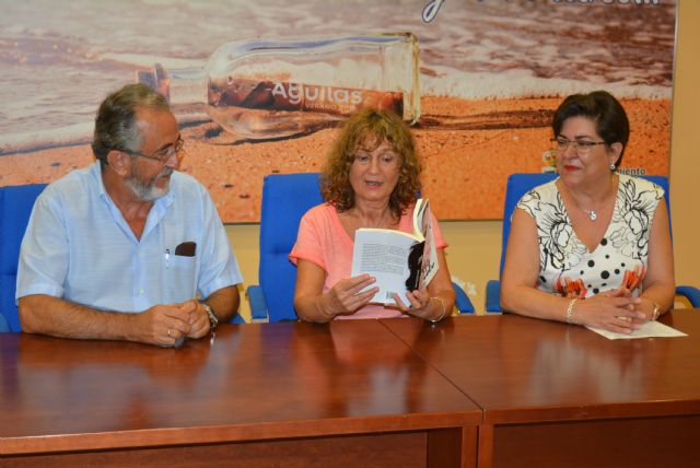 Silvia Cerezales Laforet presenta en Águilas su novela Oreja de lobo - 1, Foto 1
