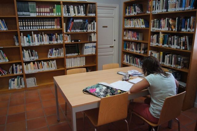 La Biblioteca Municipal Mateo García cierra durante las próximas dos semanas por vacaciones; del 16 al 26 de agosto, ambos inclusive, Foto 1