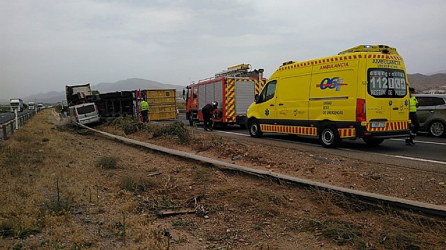 [Una mujer ha resultado herida leve al colisionar un camión y una furgoneta en la autovía A-7, en Totana