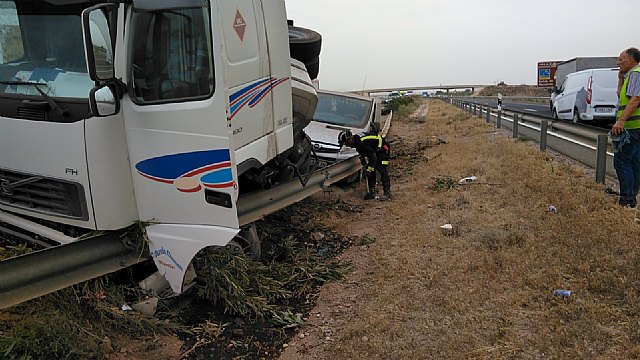    [Una mujer ha resultado herida leve al colisionar un camión y una furgoneta en la autovía A-7, en Totana, Foto 2