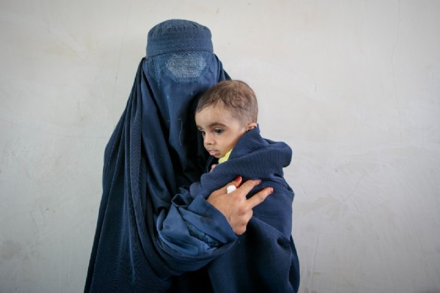 Wakil Ahmad, un niño desnutrido de seis meses, en brazos de su madre.  © Sandra Calligaro para Acción contra el Hambre, Foto 1