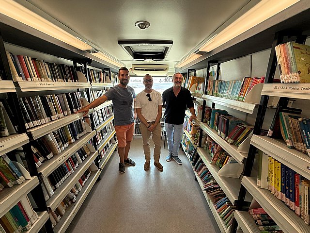 El Bibliobús vuelve a Santiago de la Ribera para llenar el verano de lecturas junto al mar - 1, Foto 1