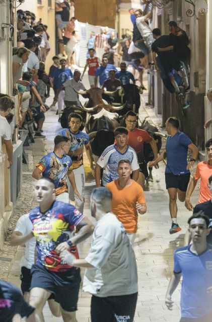 El primer encierro nocturno de la historia de Blanca deja vertiginosas carreras por las calles del casco antiguo de Blanca - 1, Foto 1