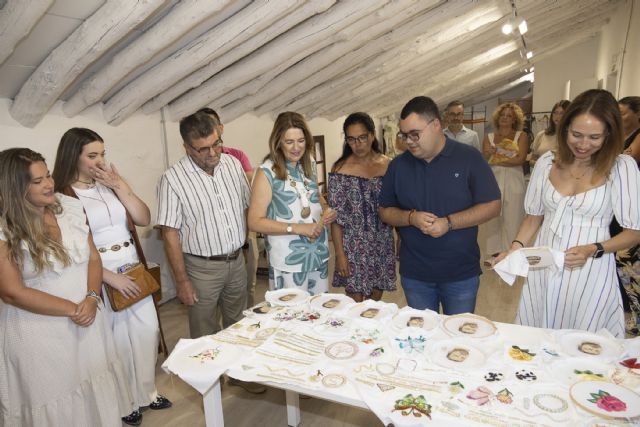 El curso de bordado en seda y oro para jóvenes de Caravaca se clausura con la mirada puesta en una segunda edición - 1, Foto 1