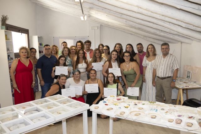 El curso de bordado en seda y oro para jóvenes de Caravaca se clausura con la mirada puesta en una segunda edición - 2, Foto 2