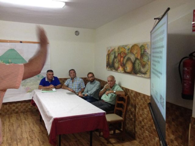 Asamblea informativa sobre el PGMO de los vecinos y propietarios de la Sierra con el concejal Carlos Ballester, Foto 1