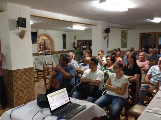 Asamblea informativa sobre el PGMO de los vecinos y propietarios de la Sierra con el concejal Carlos Ballester, Foto 2