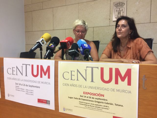La nueva extensión permanente de la Universidad de Murcia arranca su actividad en Totana con una charla y la exposición Centum sobre los cien años de esta institución docente, Foto 2