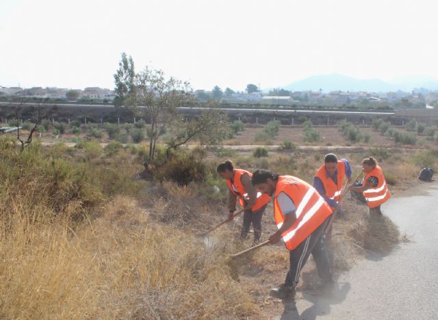 13 trabajadores desempleados realizan tareas de limpieza de maleza y basura en caminos rurales y casco urbano - 1, Foto 1