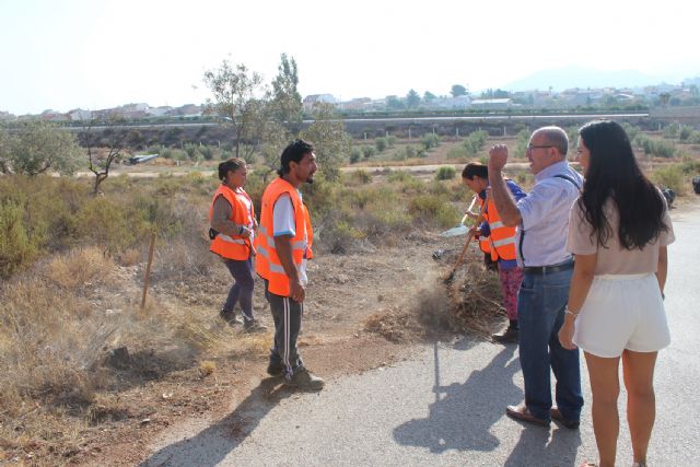 13 trabajadores desempleados realizan tareas de limpieza de maleza y basura en caminos rurales y casco urbano - 2, Foto 2