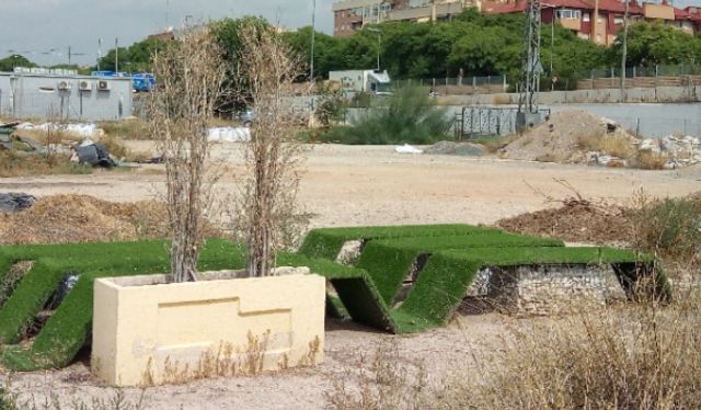 Ahora Murcia denuncia que la inversión de hace solo 1 año de miles de euros en mobiliario urbano en la Plaza Romea haya acabado en un solar - 1, Foto 1