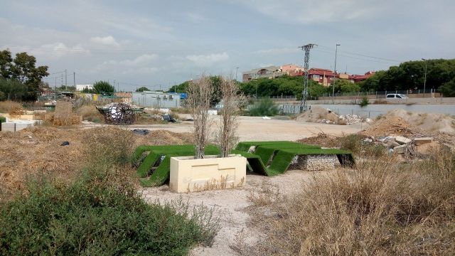 Ahora Murcia denuncia que la inversión de hace solo 1 año de miles de euros en mobiliario urbano en la Plaza Romea haya acabado en un solar - 3, Foto 3