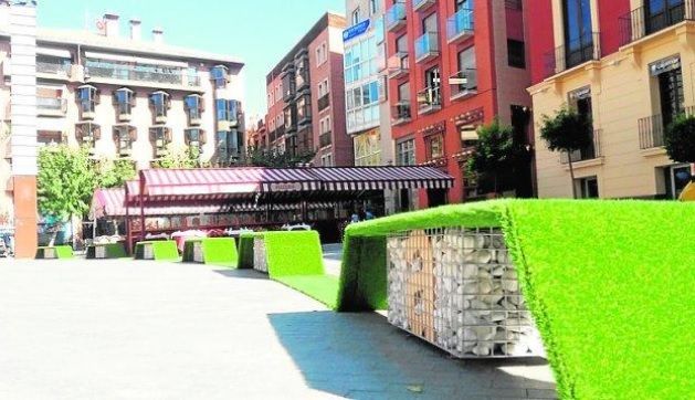 Ahora Murcia denuncia que la inversión de hace solo 1 año de miles de euros en mobiliario urbano en la Plaza Romea haya acabado en un solar - 5, Foto 5