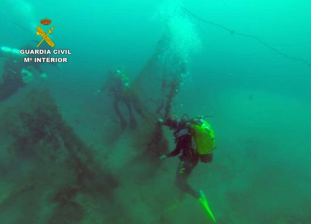 La Guardia Civil retira una red del fondo marino por riesgo para la práctica de actividades náuticas - 1, Foto 1