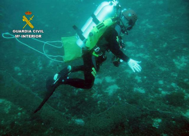 La Guardia Civil retira una red del fondo marino por riesgo para la práctica de actividades náuticas - 2, Foto 2