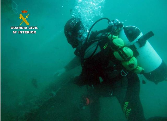 La Guardia Civil retira una red del fondo marino por riesgo para la práctica de actividades náuticas - 3, Foto 3