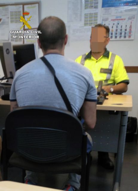 La Guardia Civil investiga al conductor de un turismo por circular en sentido contrario en la autovía A-7, en Totana, Foto 1
