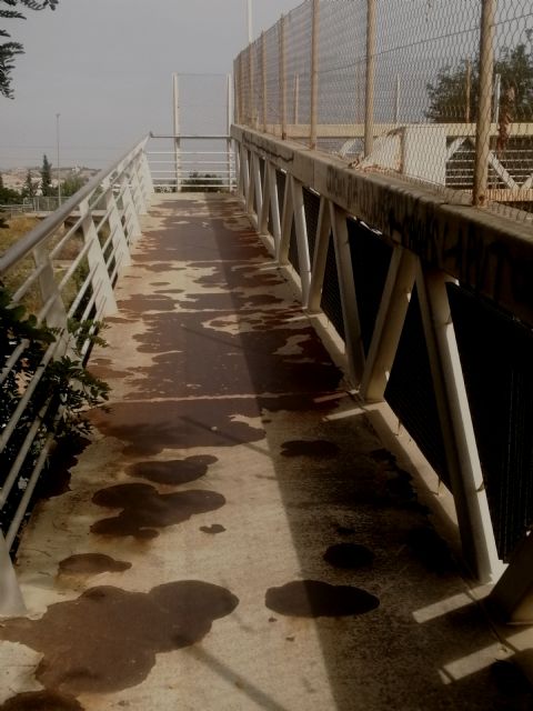 Se oxida la pasarela peatonal sobre la vía del tren en la Avenida Diputación - 5, Foto 5