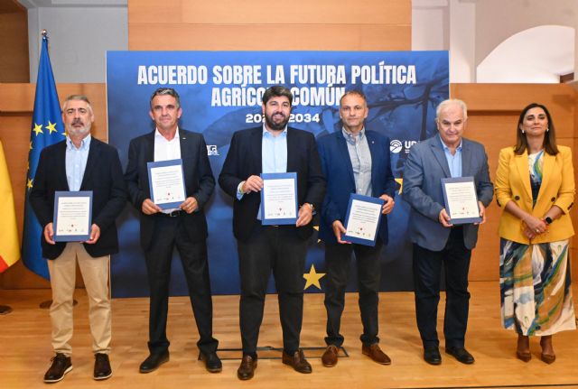 López Miras y las organizaciones agrarias firman un frente común para reclamar una PAC justa con la Región de Murcia - 1, Foto 1